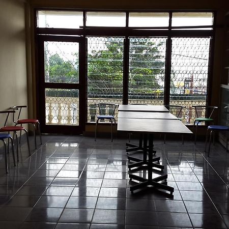 Kampung Bule Hostel Лабуан Баджо Екстериор снимка