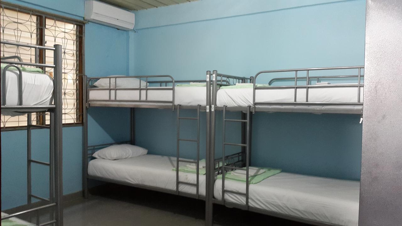 Kampung Bule Hostel Лабуан Баджо Екстериор снимка