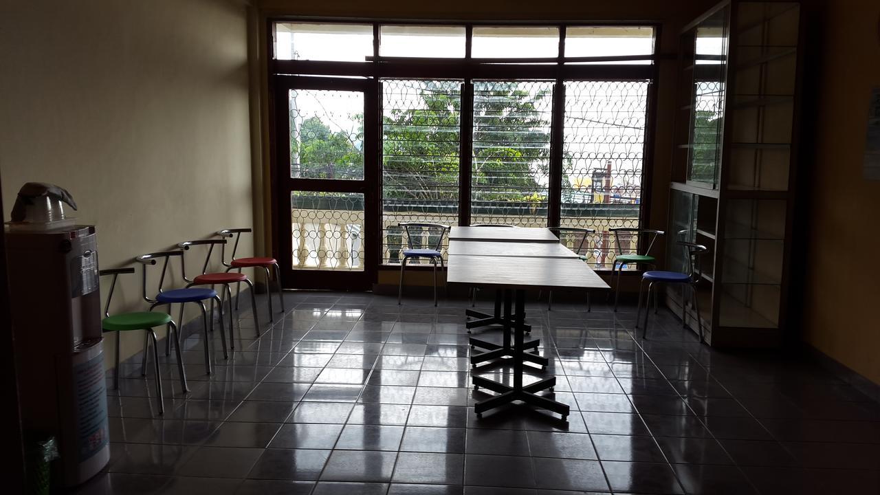 Kampung Bule Hostel Лабуан Баджо Екстериор снимка