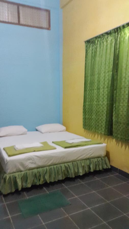 Kampung Bule Hostel Лабуан Баджо Екстериор снимка